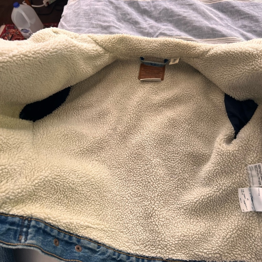 Levi's Blue Jean Jacket with Cream Sherpa Lining - Picture 6 of 7